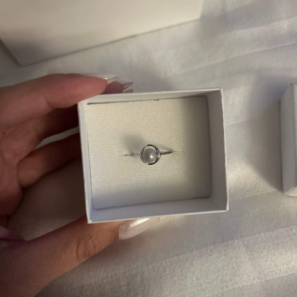 Elegant Silver Pearl Ring